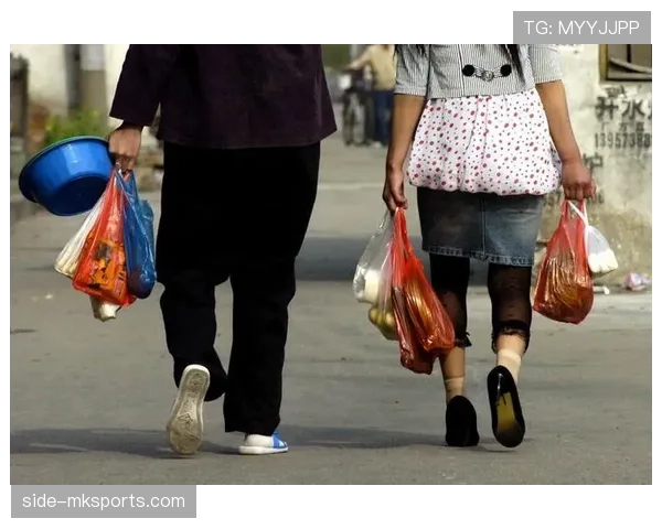 拉莫斯带太太逛街像走红毯，购物袋比我一个月工资还长